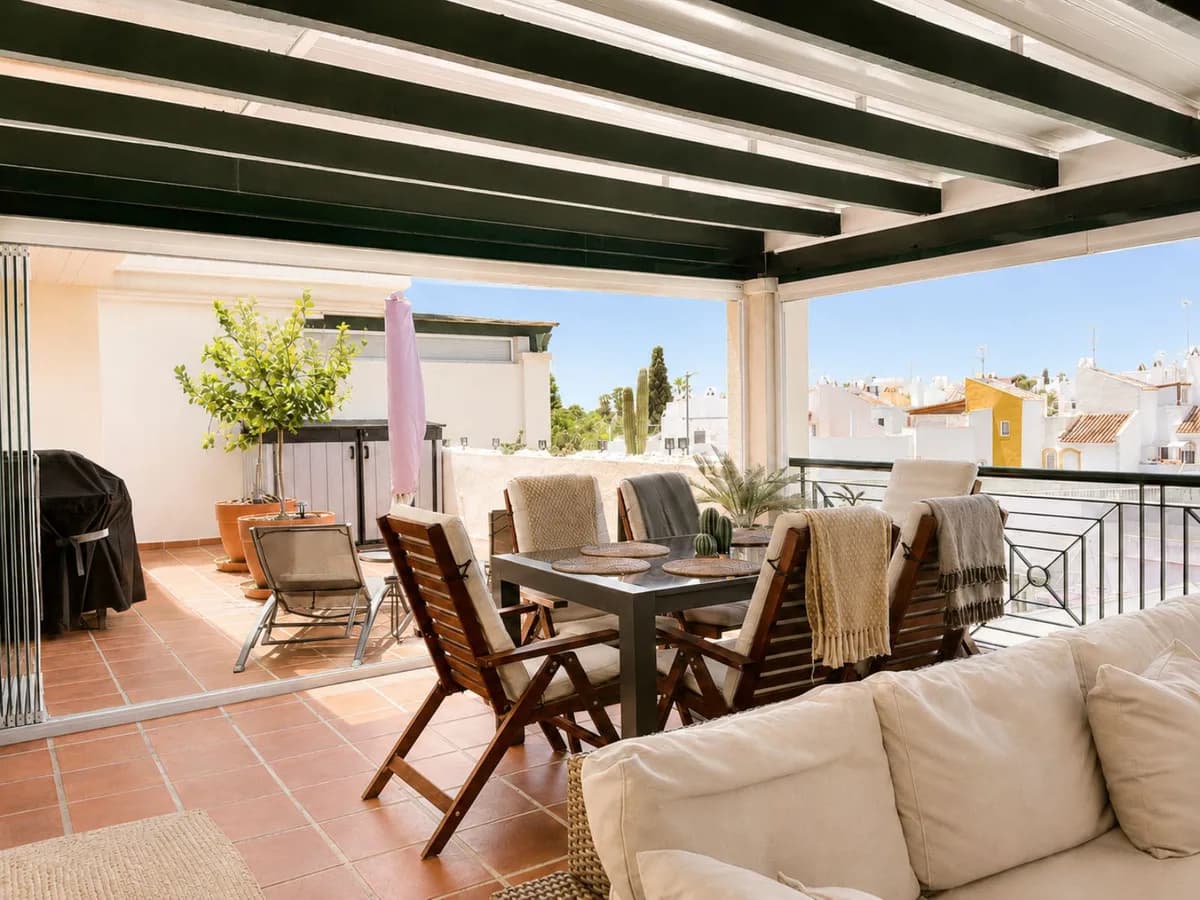 2 Bedroom Top Floor Apartment for Sale in Nueva Andalucía, Málaga