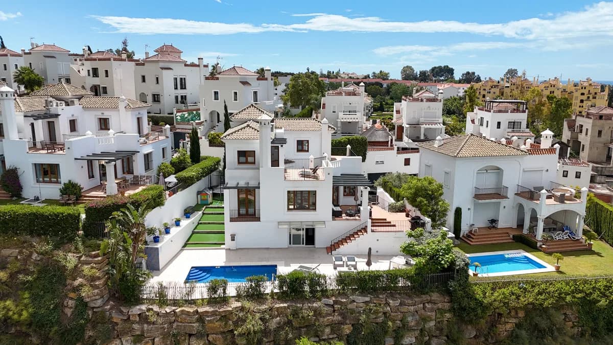 4 Bedroom Detached Villa for Sale in Estepona, Málaga