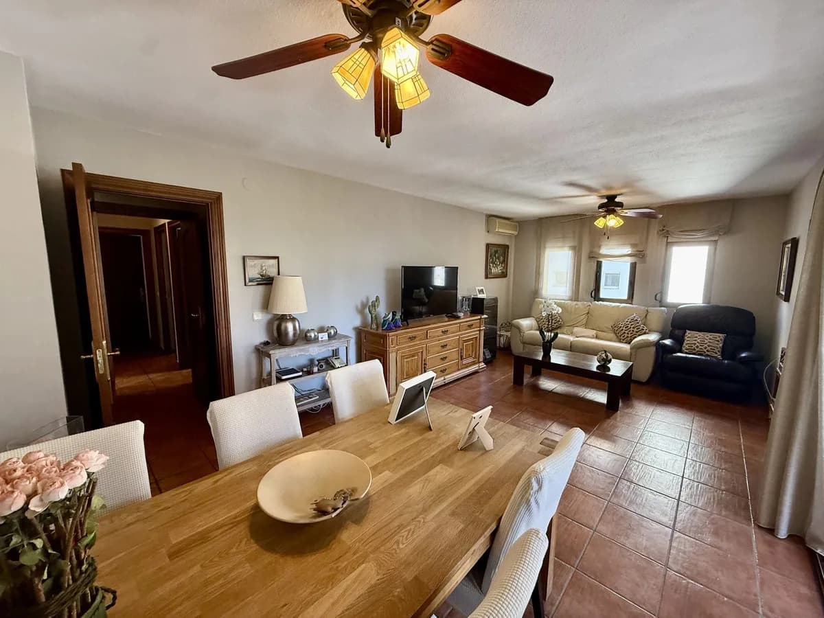 3 Bedroom Middle Floor Apartment for Sale in Recinto Ferial, Málaga - Image 2