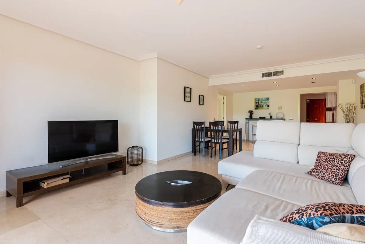 3 Bedroom Middle Floor Apartment for Sale in Casares, Málaga - Image 6