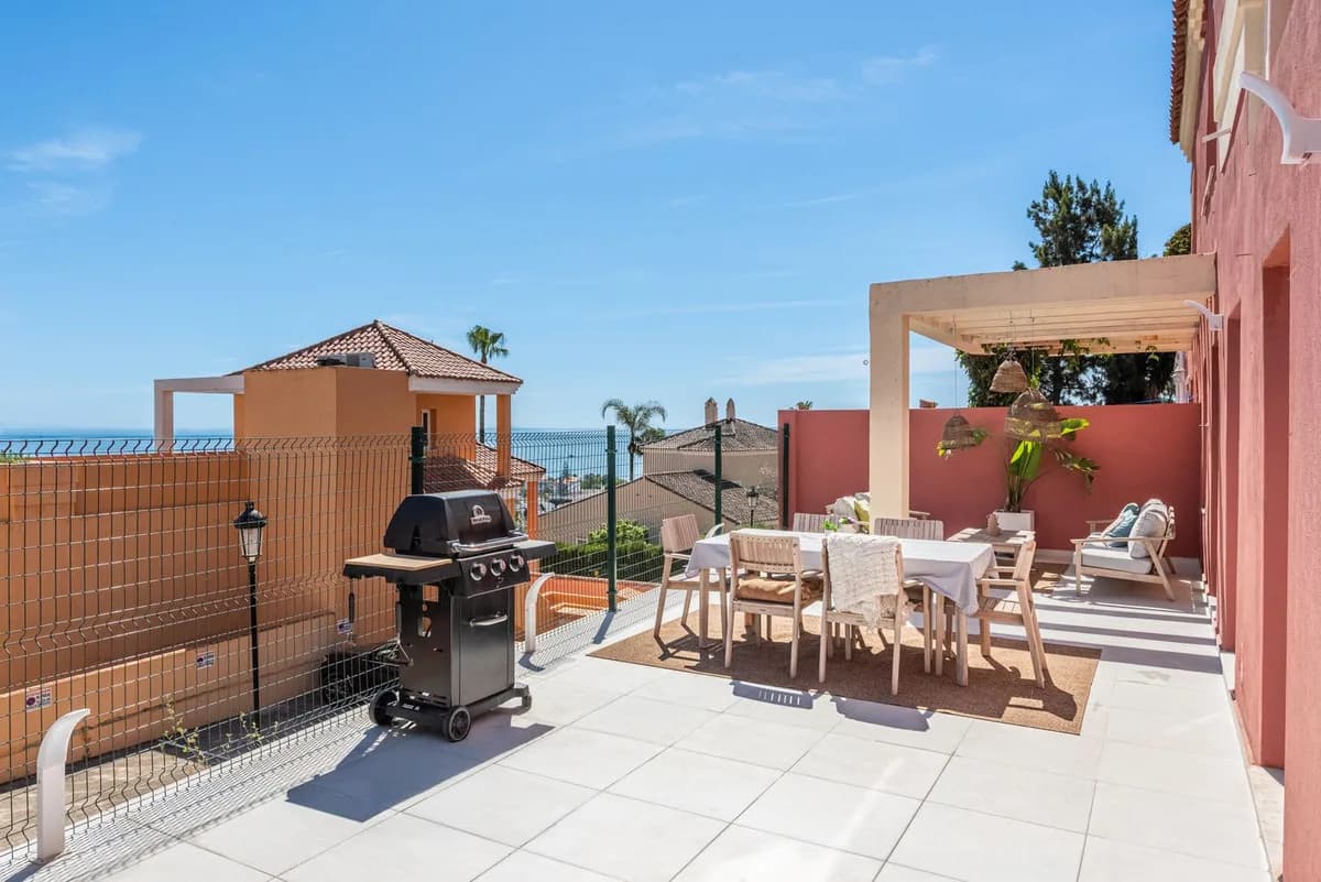 2 Bedroom Middle Floor Apartment for Sale in La Duquesa, Málaga - Image 2