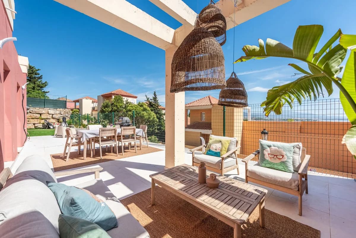 2 Bedroom Middle Floor Apartment for Sale in La Duquesa, Málaga - Image 5