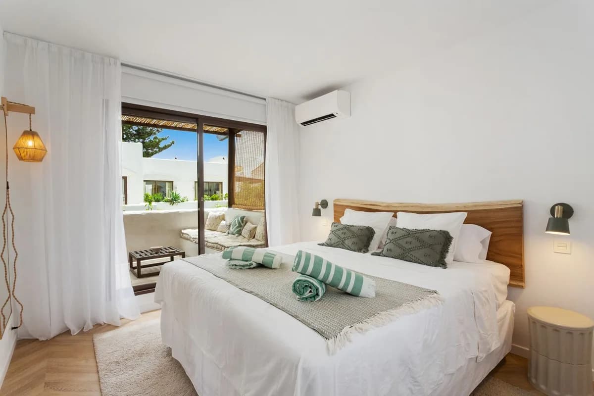 1 Bedroom Top Floor Apartment for Sale in New Golden Mile, Málaga - Image 2