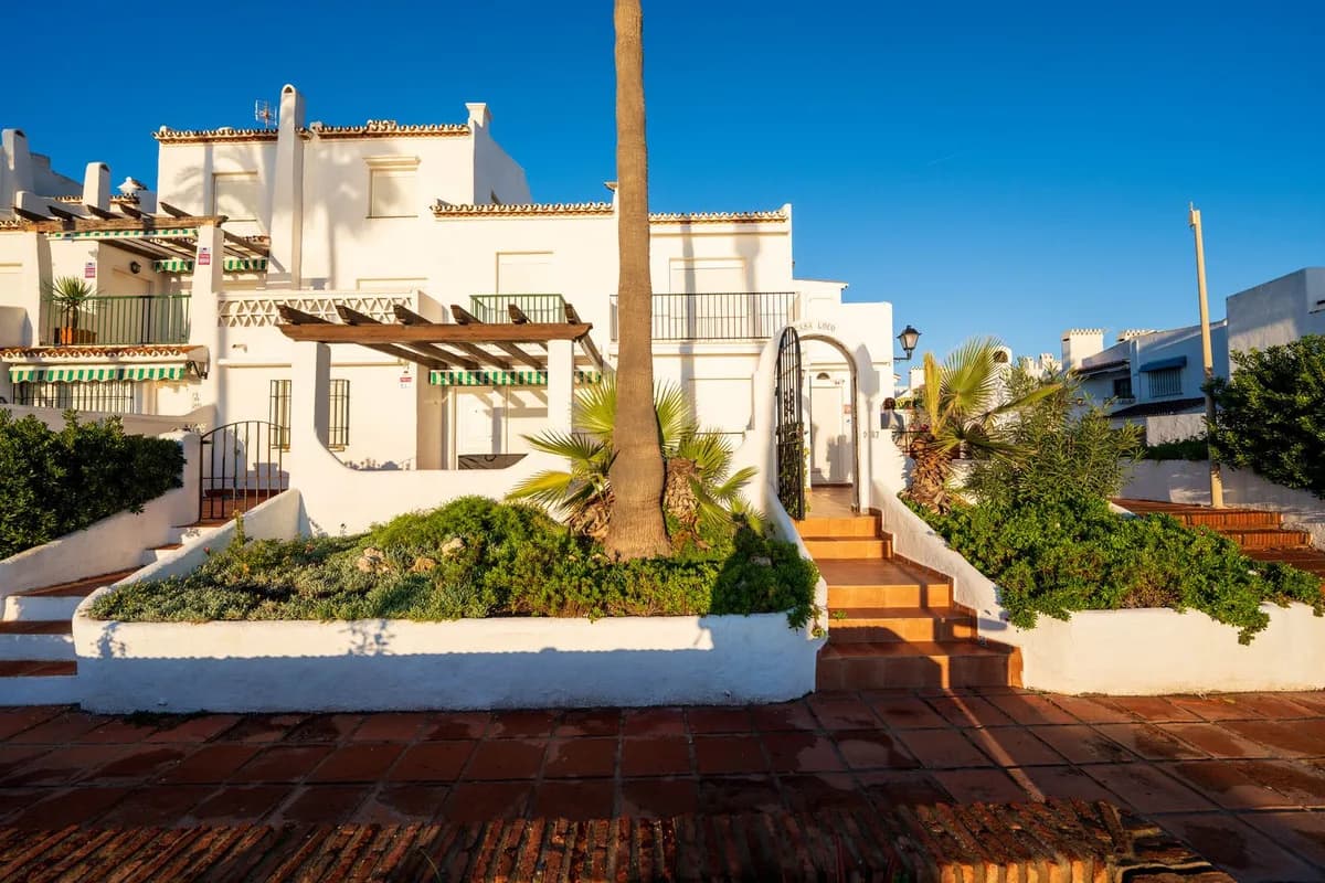 2 Bedroom Semi-Detached House for Sale in La Duquesa, Málaga - Image 8