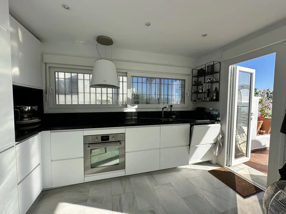 2 Bedroom Semi-Detached House for Sale in La Duquesa, Málaga - Image 9