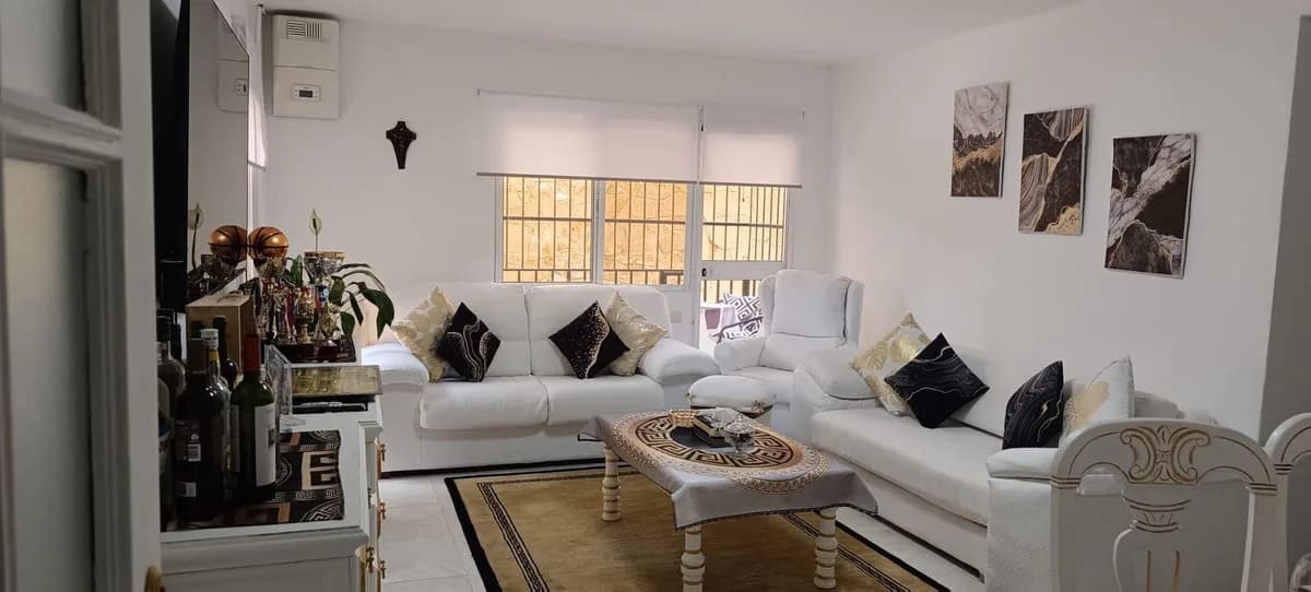 3 Bedroom Ground Floor Apartment for Sale in Marbella, Málaga