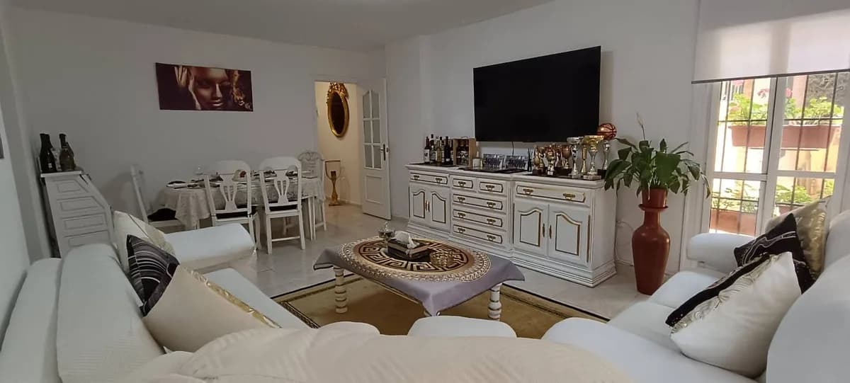 3 Bedroom Ground Floor Apartment for Sale in Marbella, Málaga - Image 2