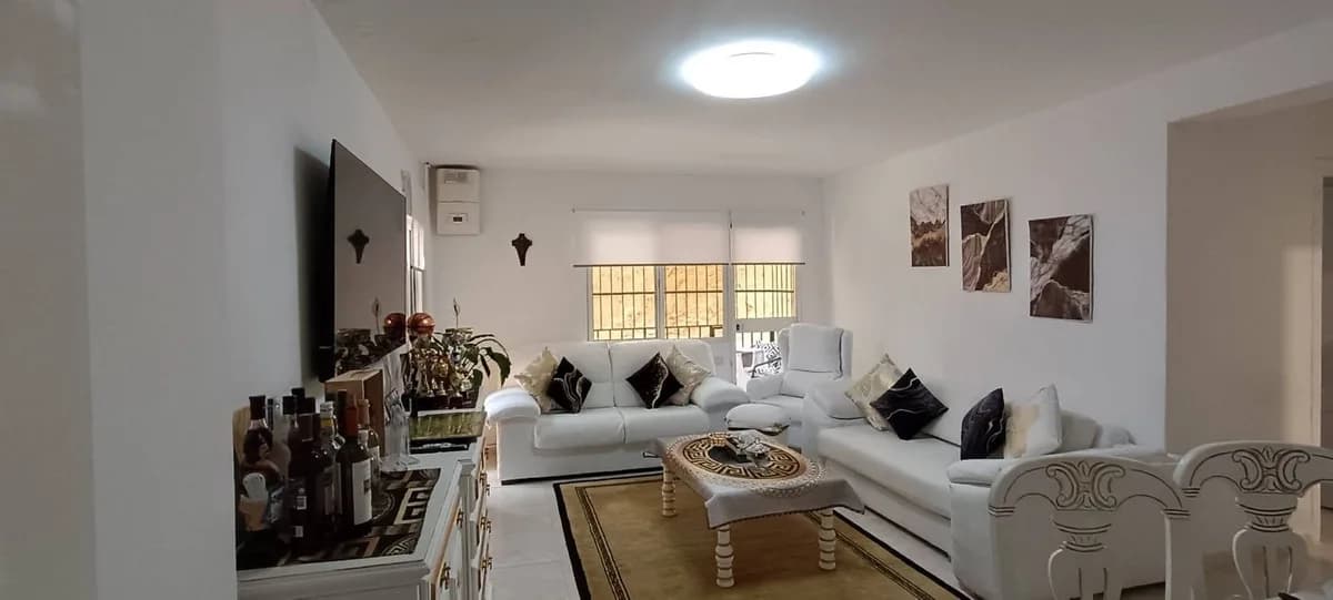 3 Bedroom Ground Floor Apartment for Sale in Marbella, Málaga - Image 7