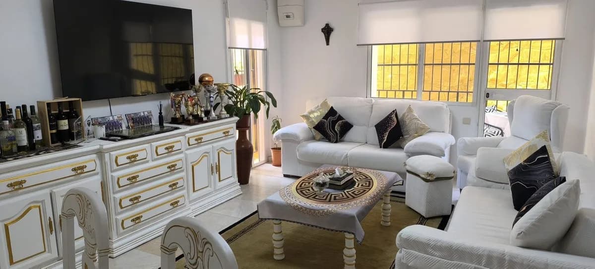 3 Bedroom Ground Floor Apartment for Sale in Marbella, Málaga - Image 8