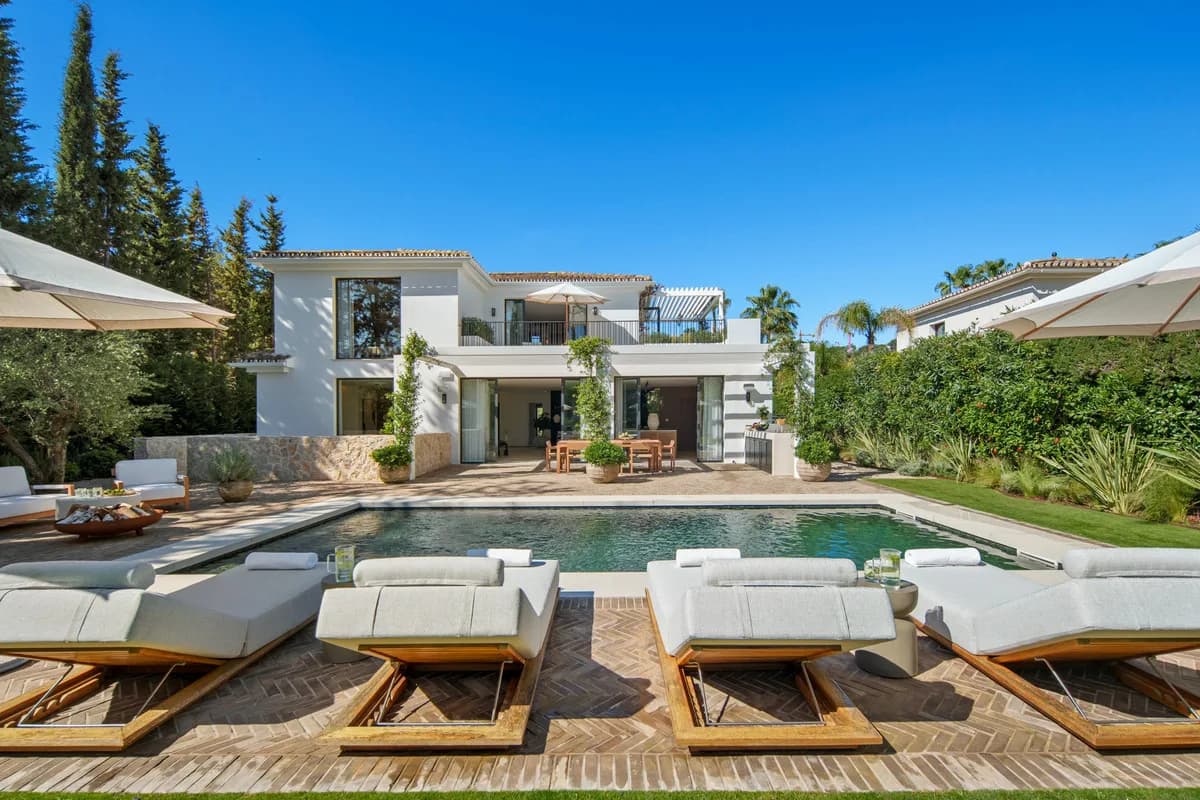 4 Bedroom Detached Villa for Sale in Nueva Andalucía, Málaga