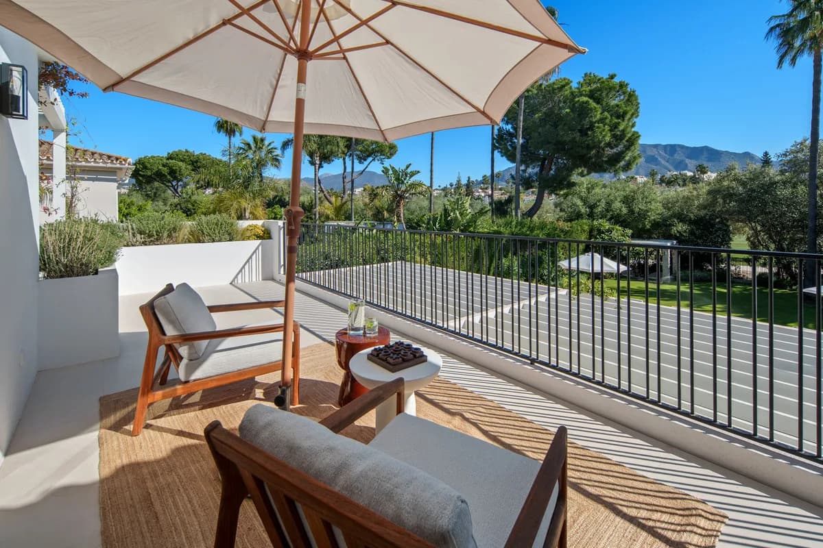 4 Bedroom Detached Villa for Sale in Nueva Andalucía, Málaga - Image 4