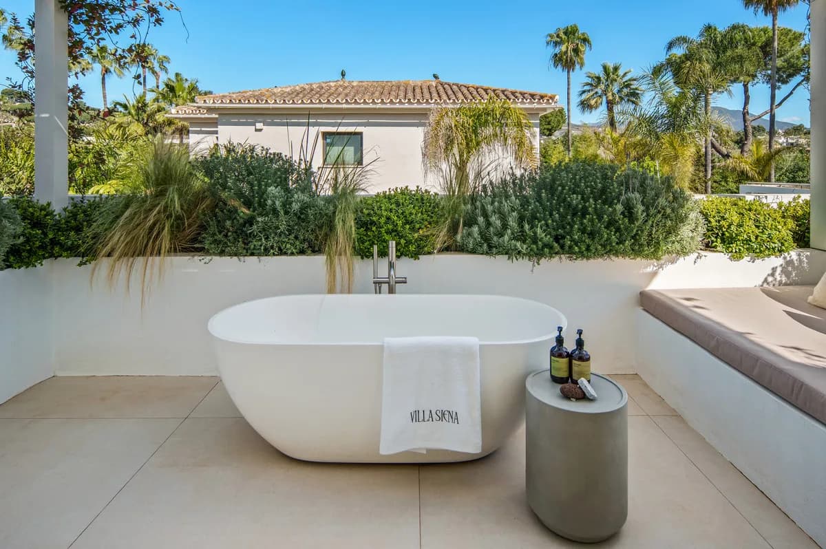 4 Bedroom Detached Villa for Sale in Nueva Andalucía, Málaga - Image 5
