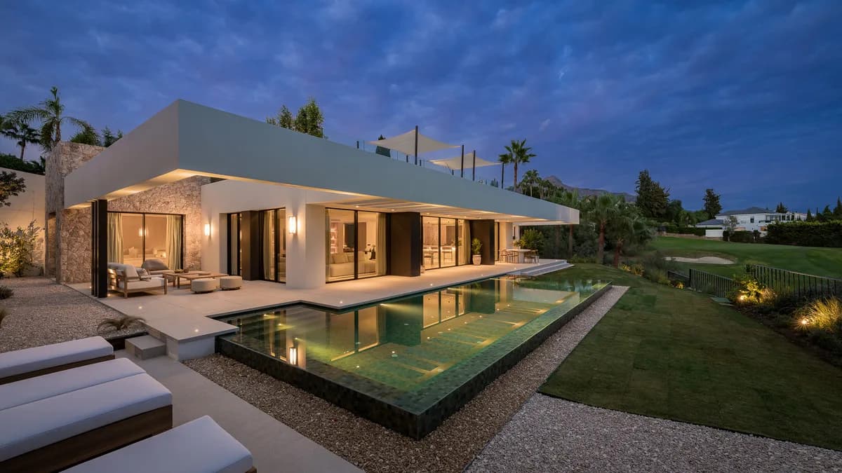 4 Bedroom Detached Villa for Sale in Nueva Andalucía, Málaga - Image 2