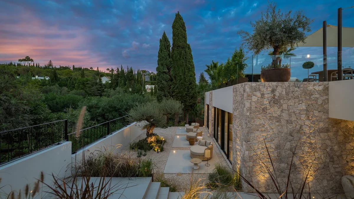 4 Bedroom Detached Villa for Sale in Nueva Andalucía, Málaga - Image 6