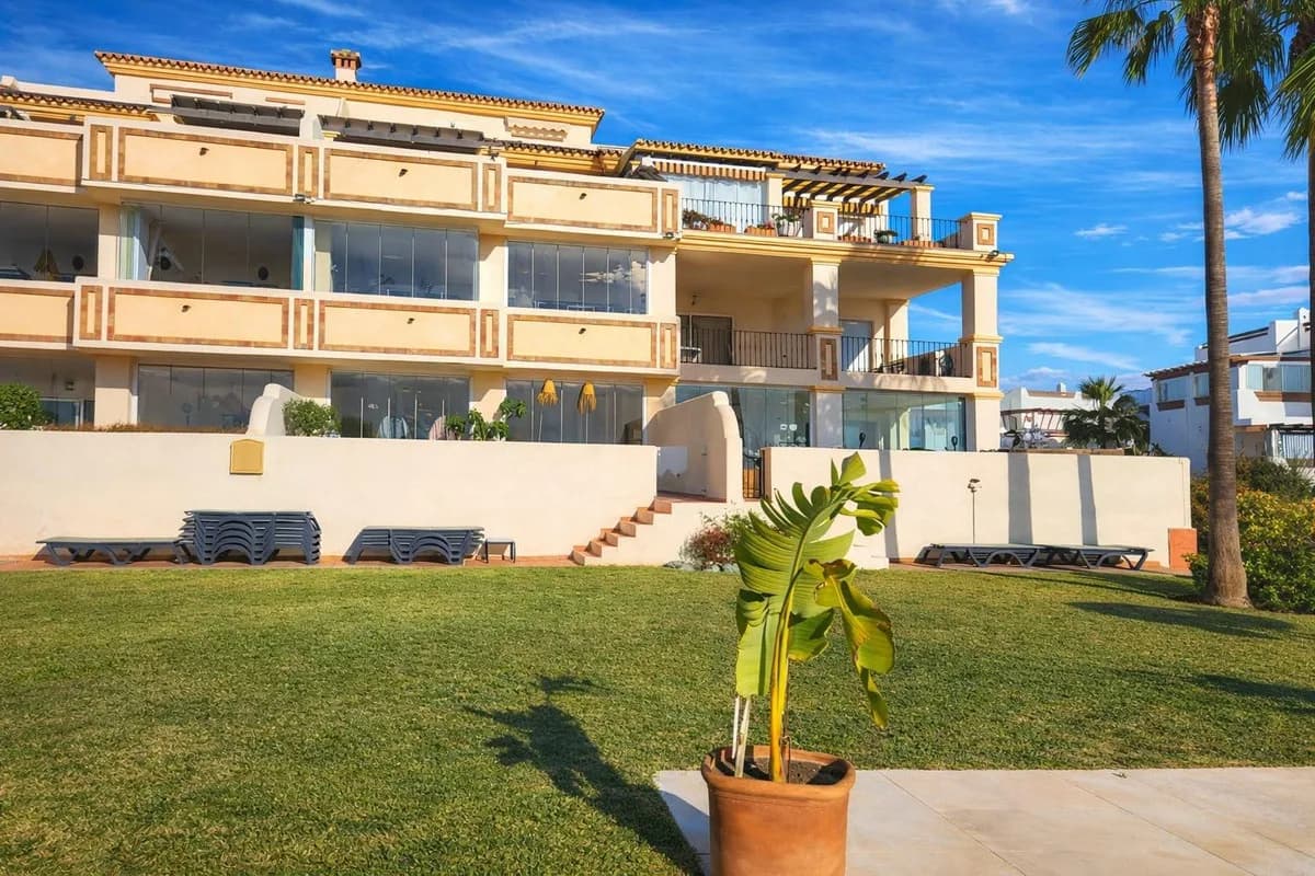 2 Bedroom Middle Floor Apartment for Sale in Selwo, Málaga - Image 3