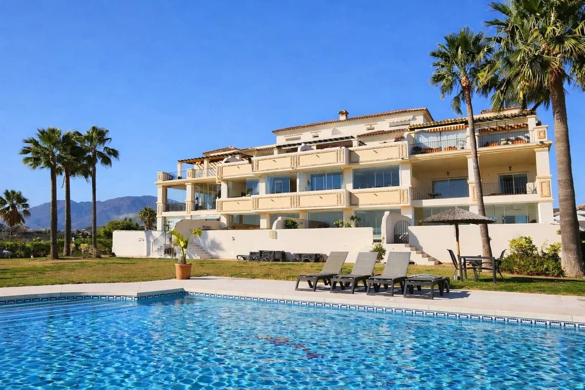 2 Bedroom Middle Floor Apartment for Sale in Selwo, Málaga - Image 4