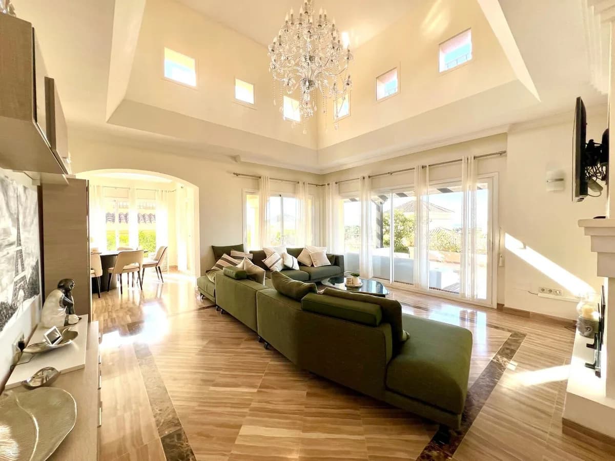 4 Bedroom Penthouse for Sale in Marbella, Málaga - Image 6