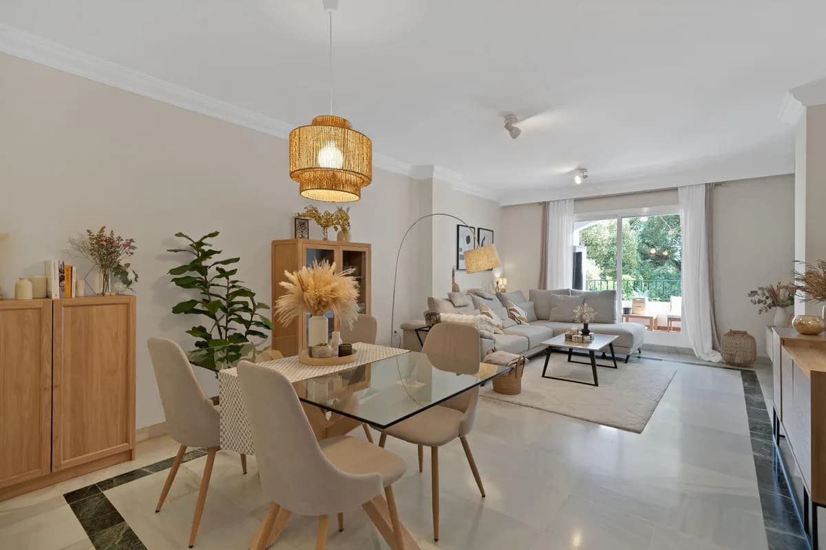 2 Bedroom Ground Floor Apartment for Sale in Marbella, Málaga - Image 2