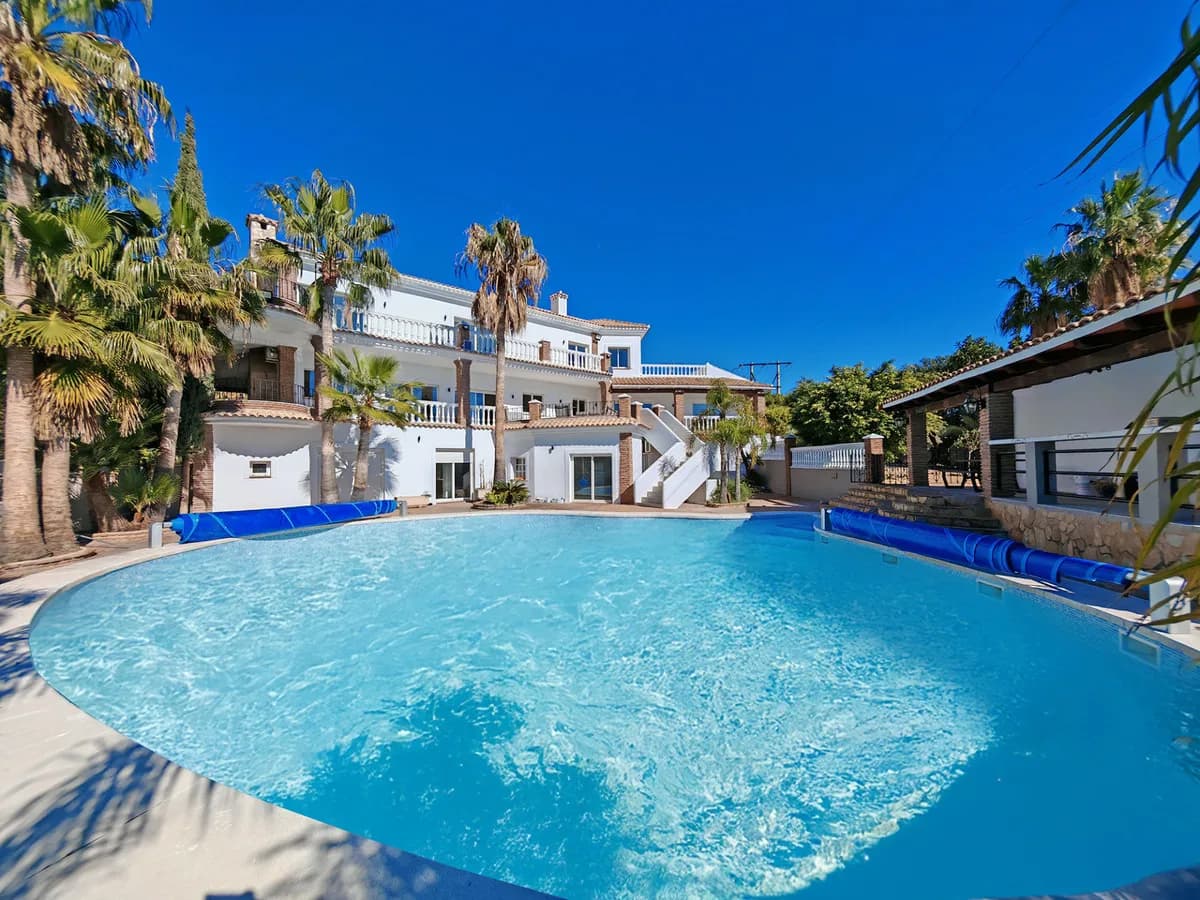 9 Bedroom Detached Villa for Sale in Benalmadena, Málaga
