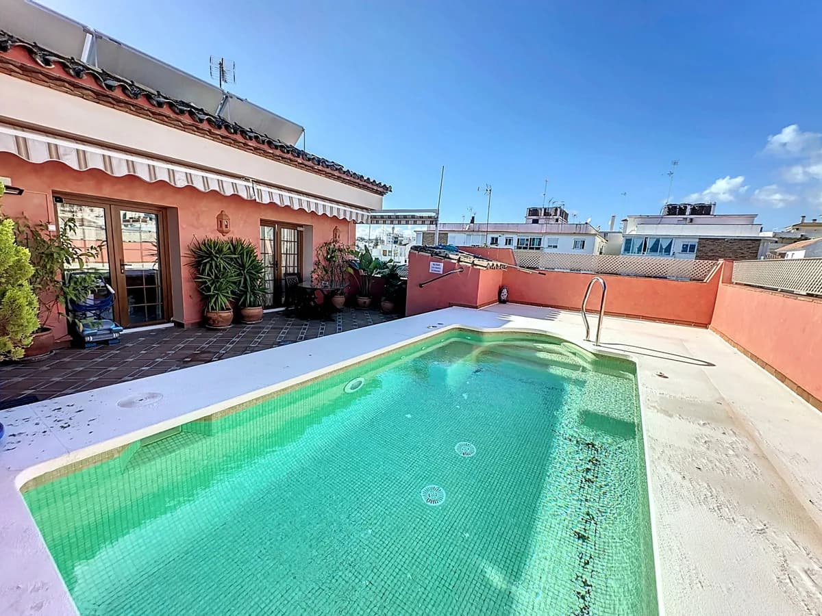 7 Bedroom Townhouse for Sale in Estepona, Málaga - Image 2