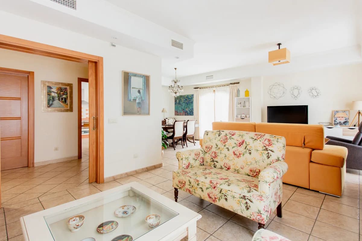 7 Bedroom Townhouse for Sale in Estepona, Málaga - Image 9