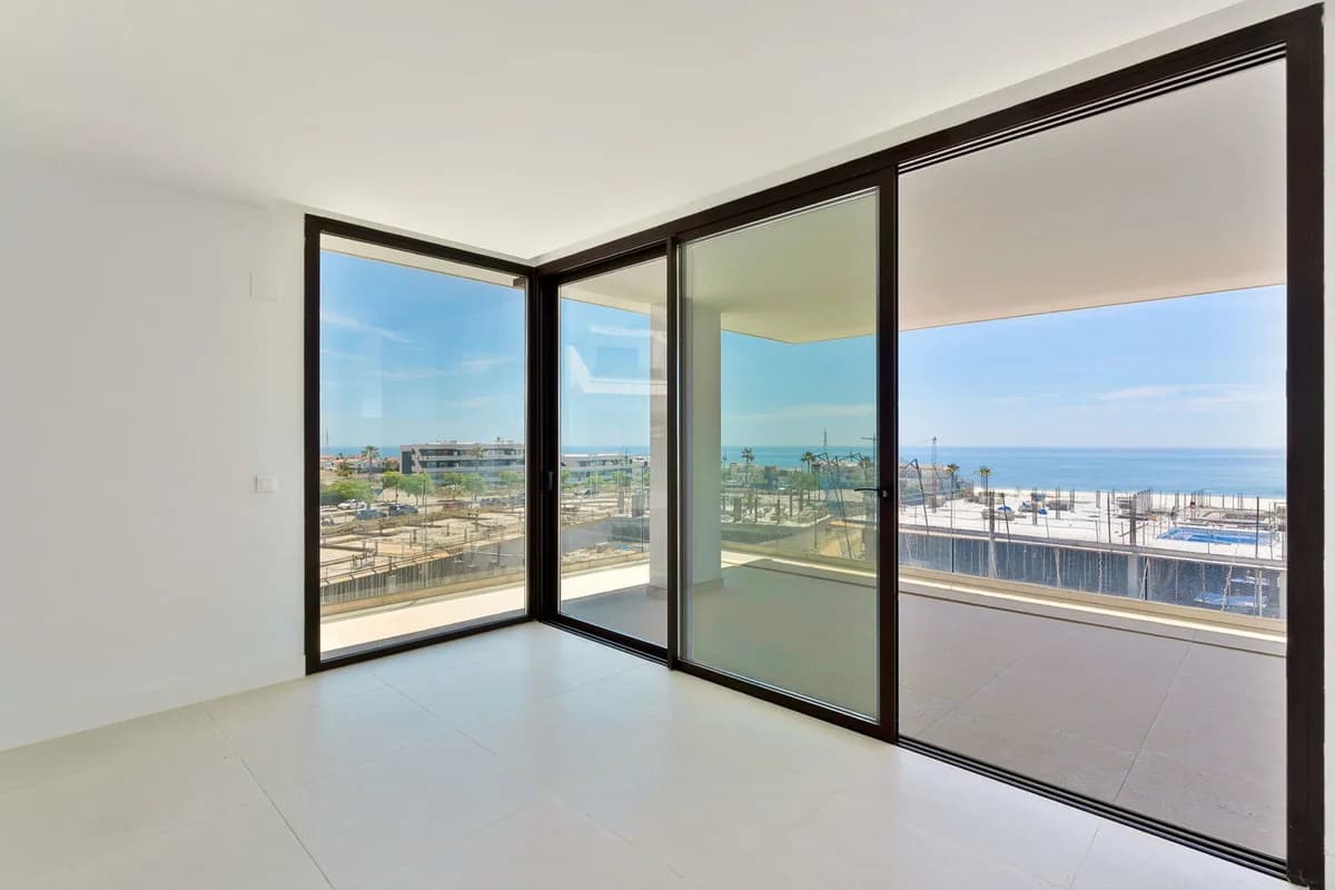 3 Bedroom Middle Floor Apartment for Sale in Fuengirola, Málaga - Image 2