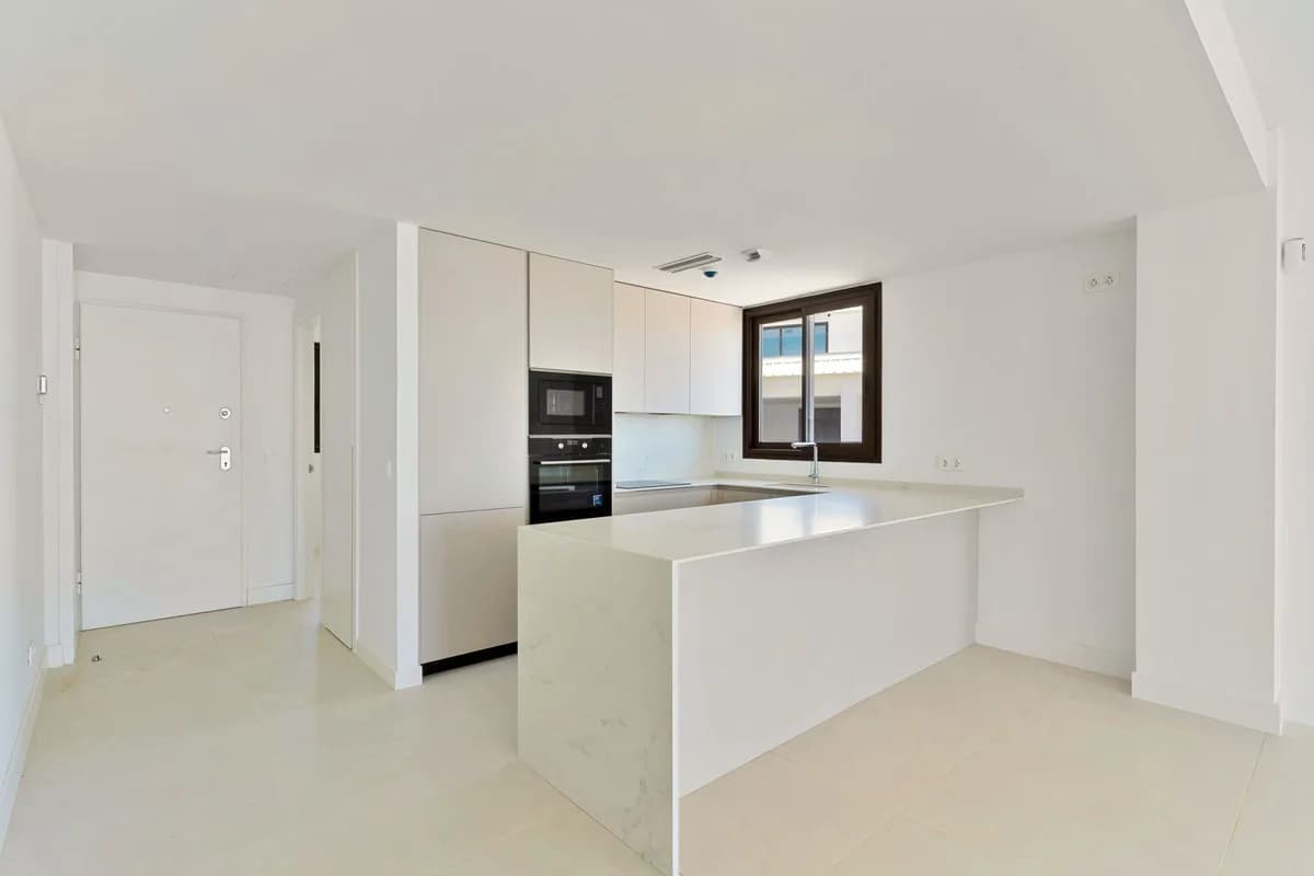 3 Bedroom Middle Floor Apartment for Sale in Fuengirola, Málaga - Image 5