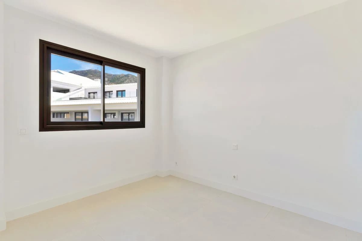 3 Bedroom Middle Floor Apartment for Sale in Fuengirola, Málaga - Image 7