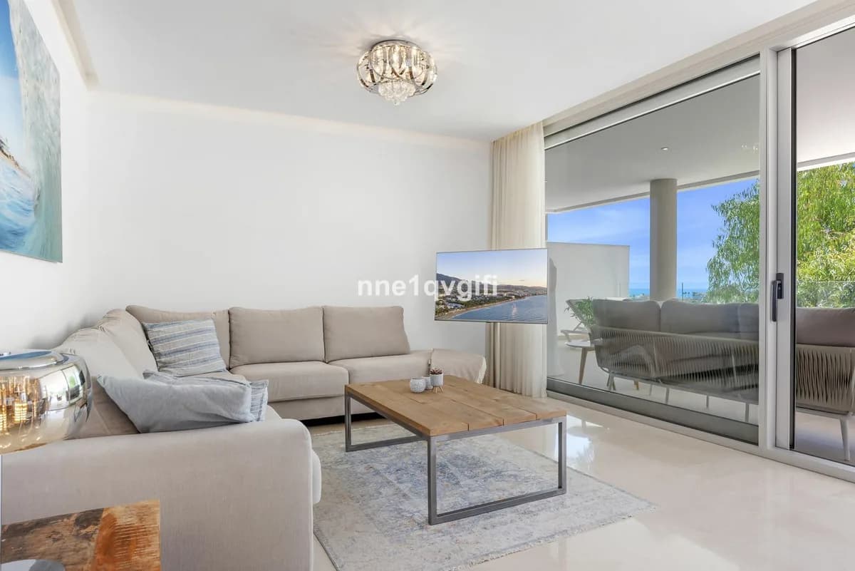 3 Bedroom Ground Floor Apartment for Sale in Benahavís, Málaga - Image 4