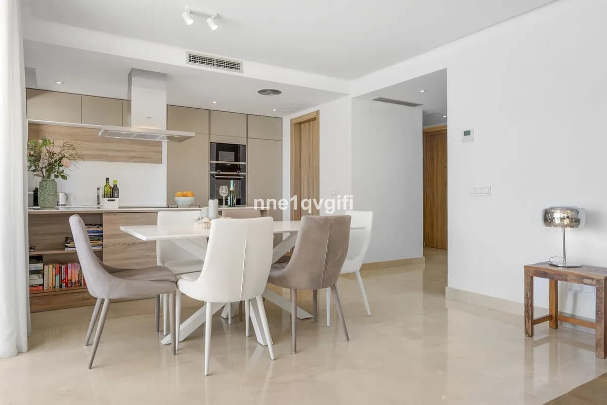 3 Bedroom Ground Floor Apartment for Sale in Benahavís, Málaga - Image 8