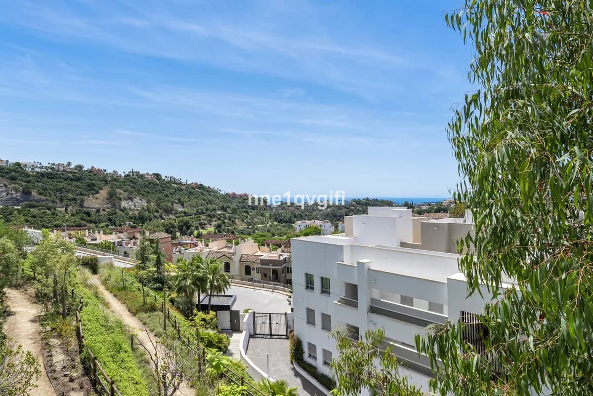 3 Bedroom Ground Floor Apartment for Sale in Benahavís, Málaga - Image 9