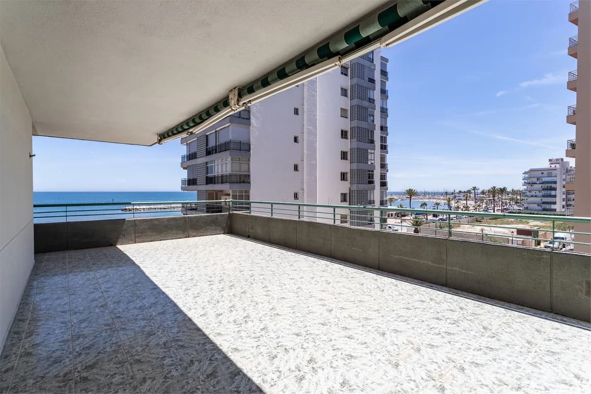4 Bedroom Middle Floor Apartment for Sale in Fuengirola, Málaga - Image 3