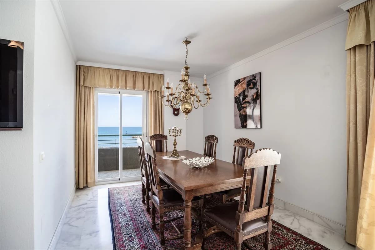 4 Bedroom Middle Floor Apartment for Sale in Fuengirola, Málaga - Image 8