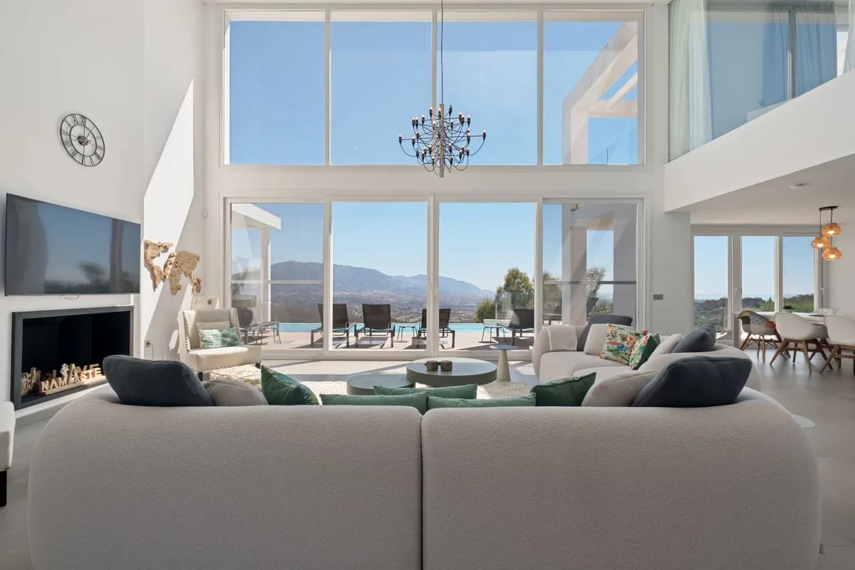 5 Bedroom Detached Villa for Sale in La Mairena, Málaga - Image 3