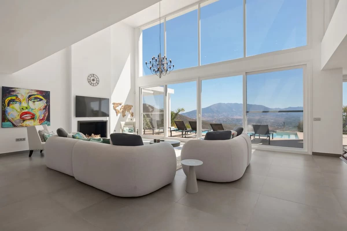 5 Bedroom Detached Villa for Sale in La Mairena, Málaga - Image 4