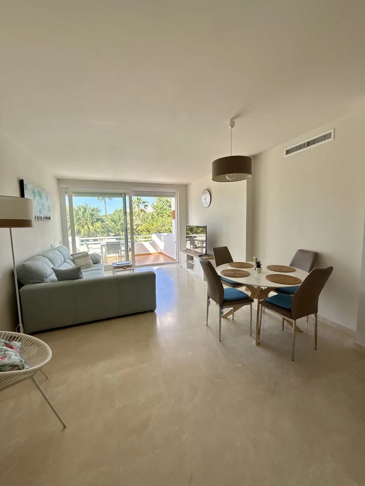 2 Bedroom Middle Floor Apartment for Sale in Estepona, Málaga - Image 4