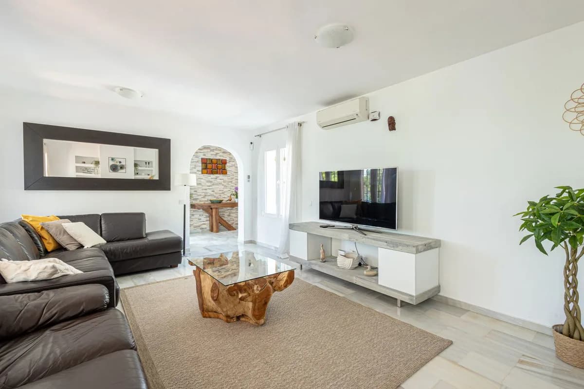 3 Bedroom Detached Villa for Sale in Estepona, Málaga - Image 5