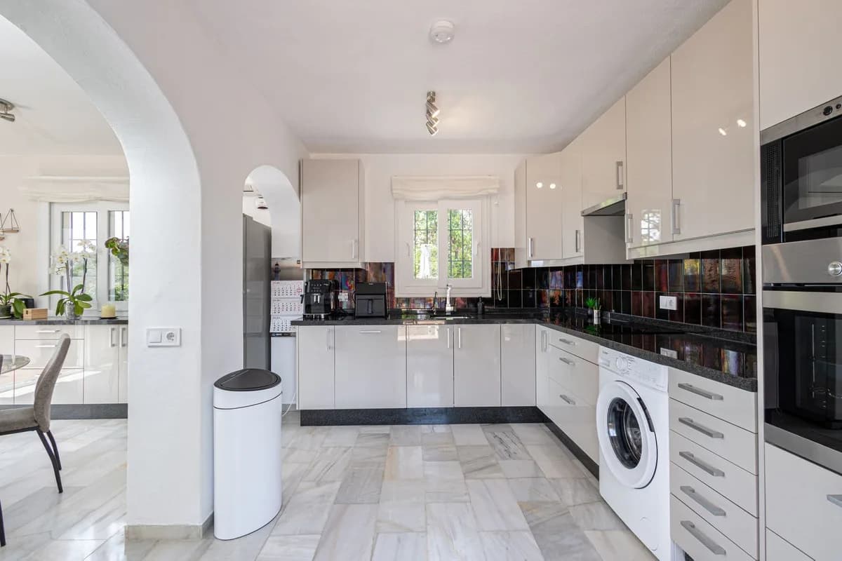 3 Bedroom Detached Villa for Sale in Estepona, Málaga - Image 8