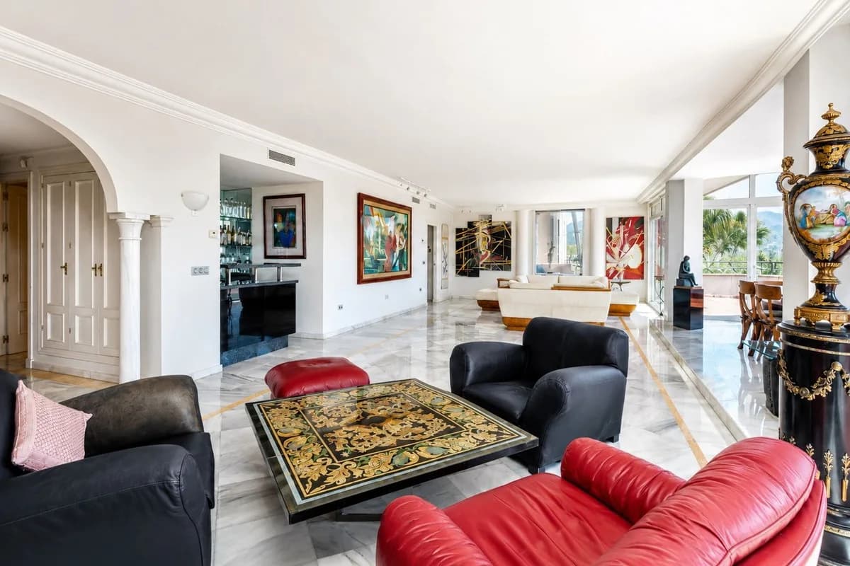 3 Bedroom Middle Floor Apartment for Sale in Nueva Andalucía, Málaga - Image 3