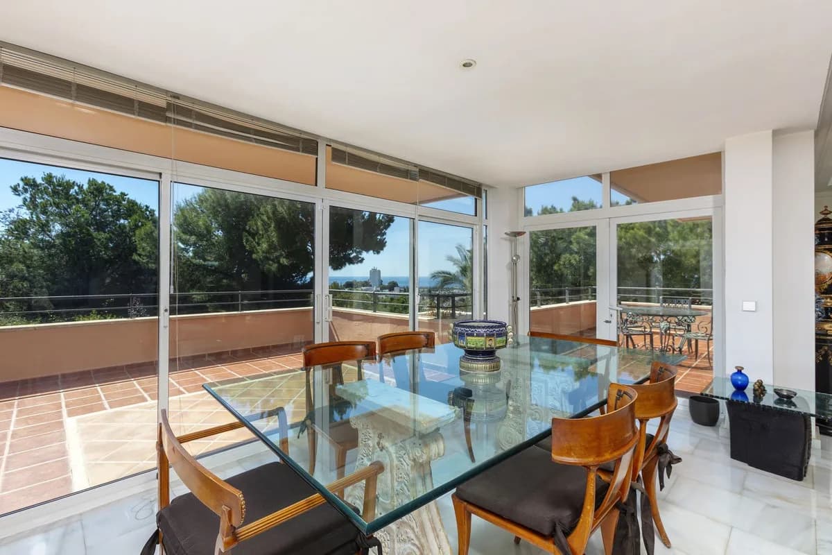 3 Bedroom Middle Floor Apartment for Sale in Nueva Andalucía, Málaga - Image 7