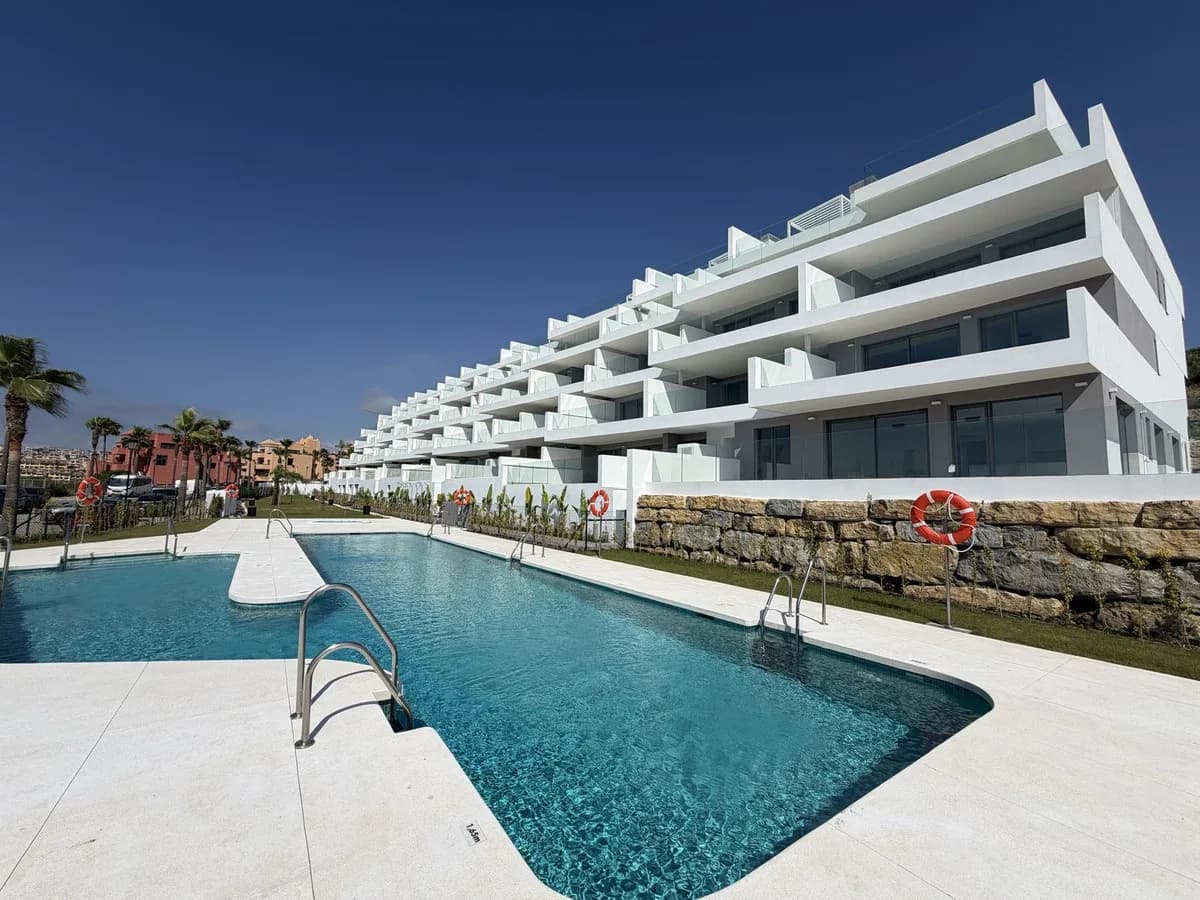 2 Bedroom Middle Floor Apartment for Sale in La Duquesa, Málaga