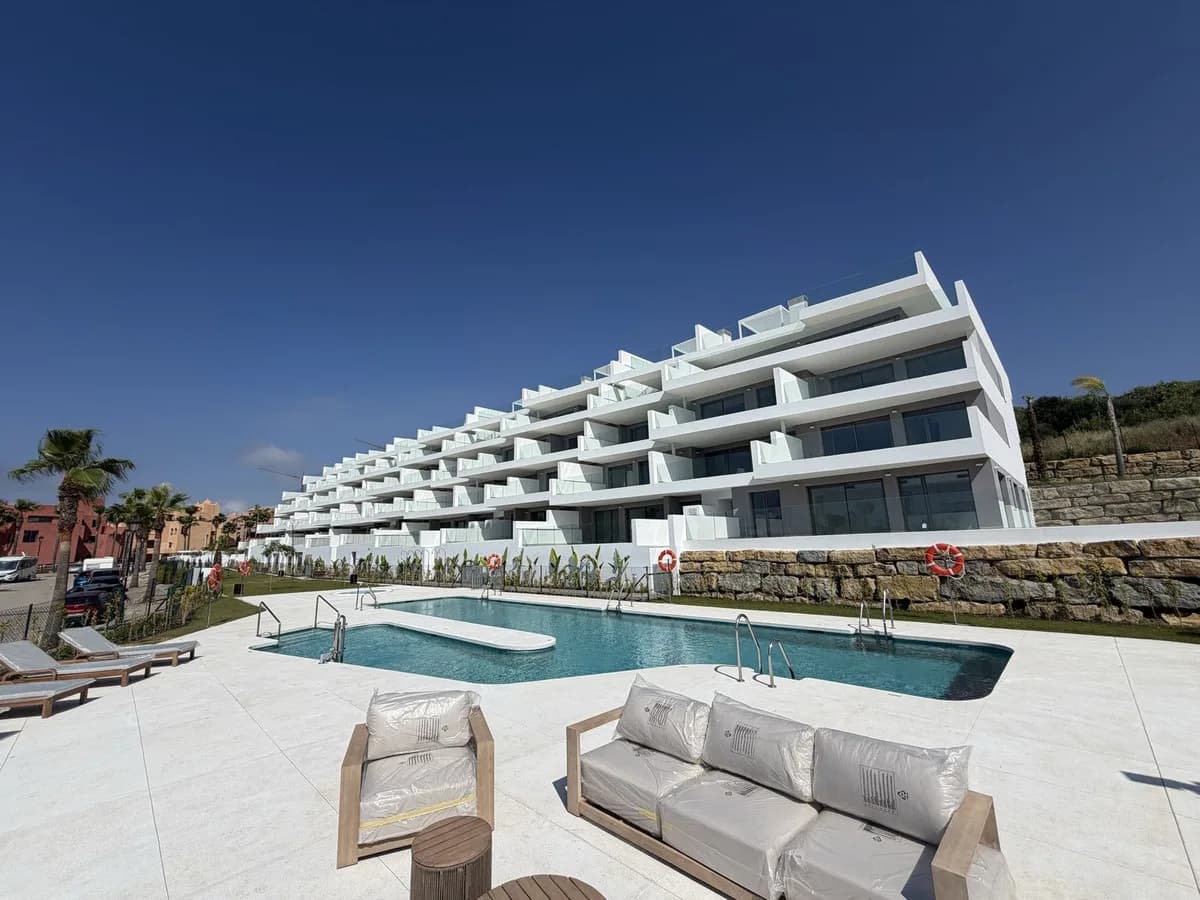 2 Bedroom Middle Floor Apartment for Sale in La Duquesa, Málaga - Image 2