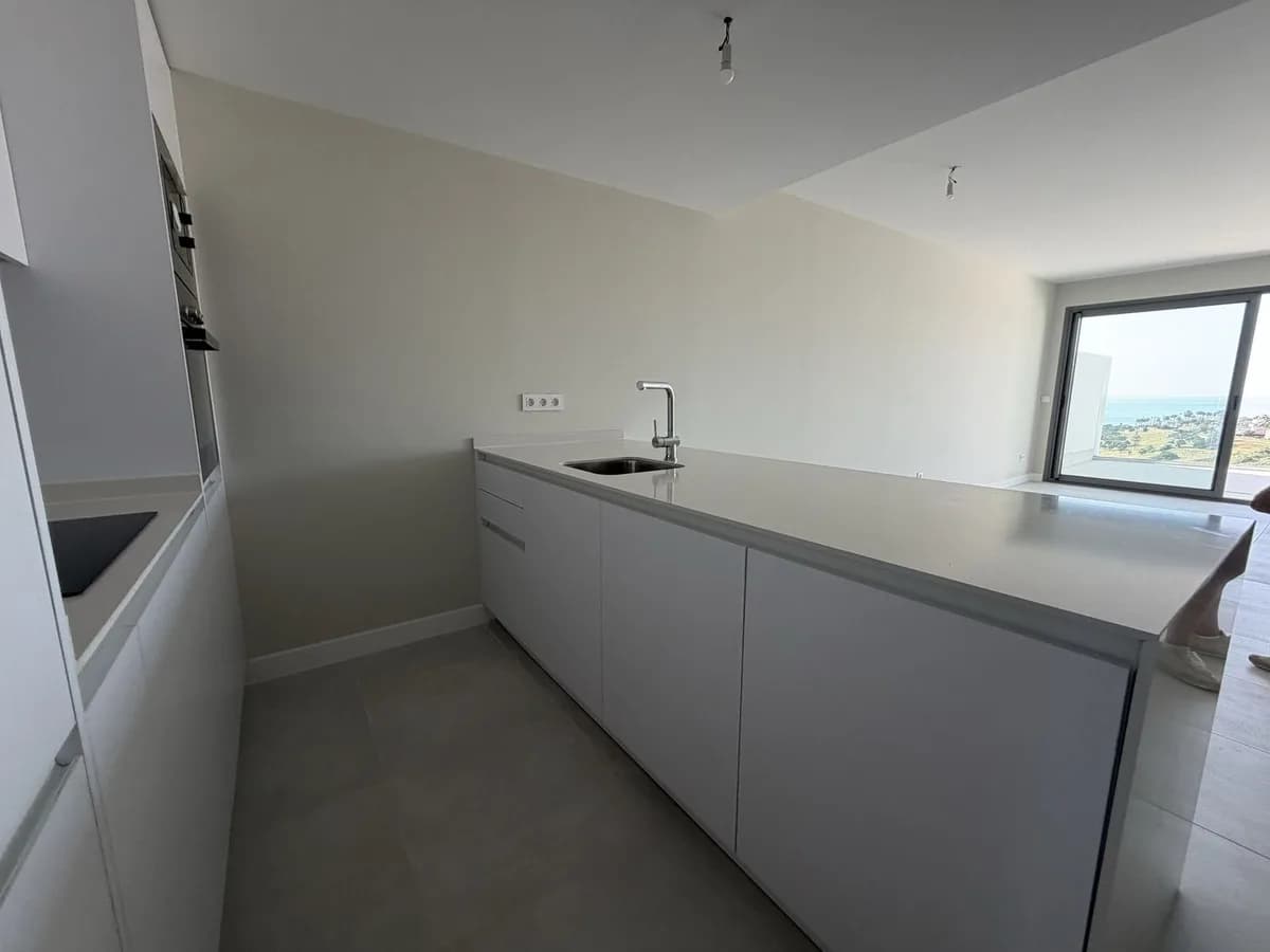 2 Bedroom Middle Floor Apartment for Sale in La Duquesa, Málaga - Image 4
