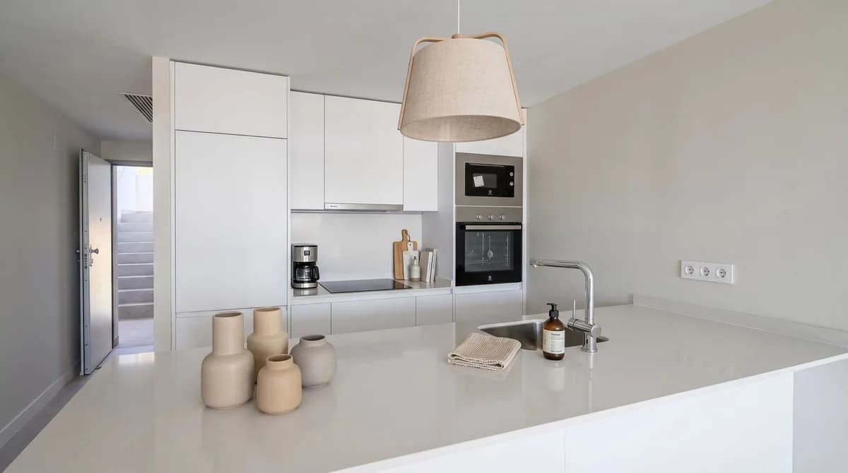 2 Bedroom Middle Floor Apartment for Sale in La Duquesa, Málaga - Image 6