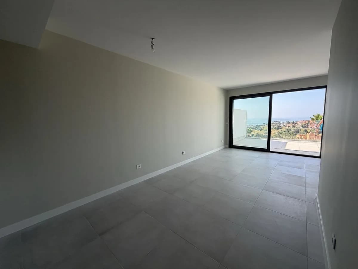 2 Bedroom Middle Floor Apartment for Sale in La Duquesa, Málaga - Image 7
