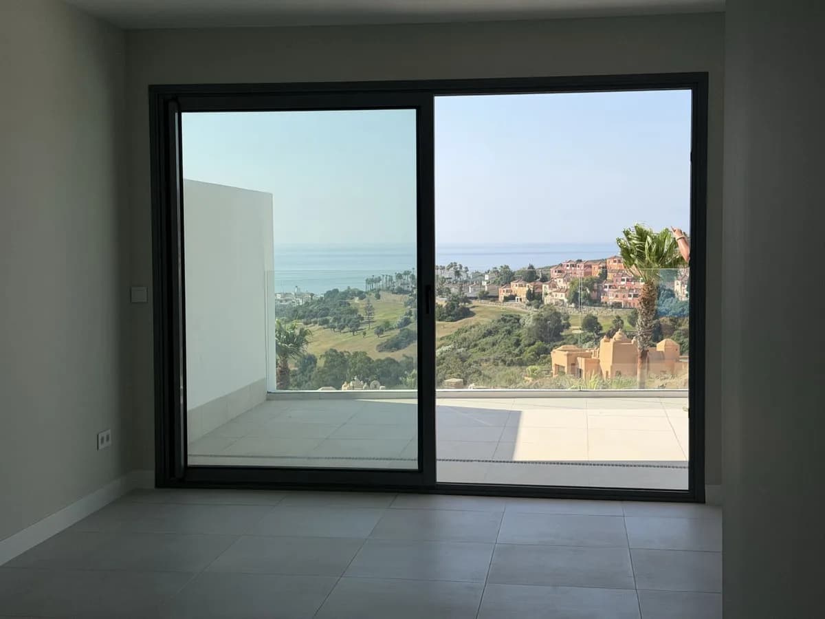 2 Bedroom Middle Floor Apartment for Sale in La Duquesa, Málaga - Image 9