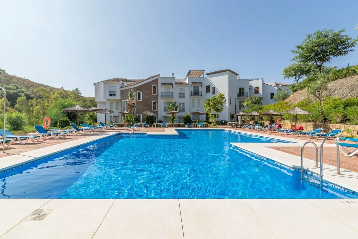 3 Bedroom Middle Floor Apartment for Sale in Los Arqueros, Málaga - Image 2