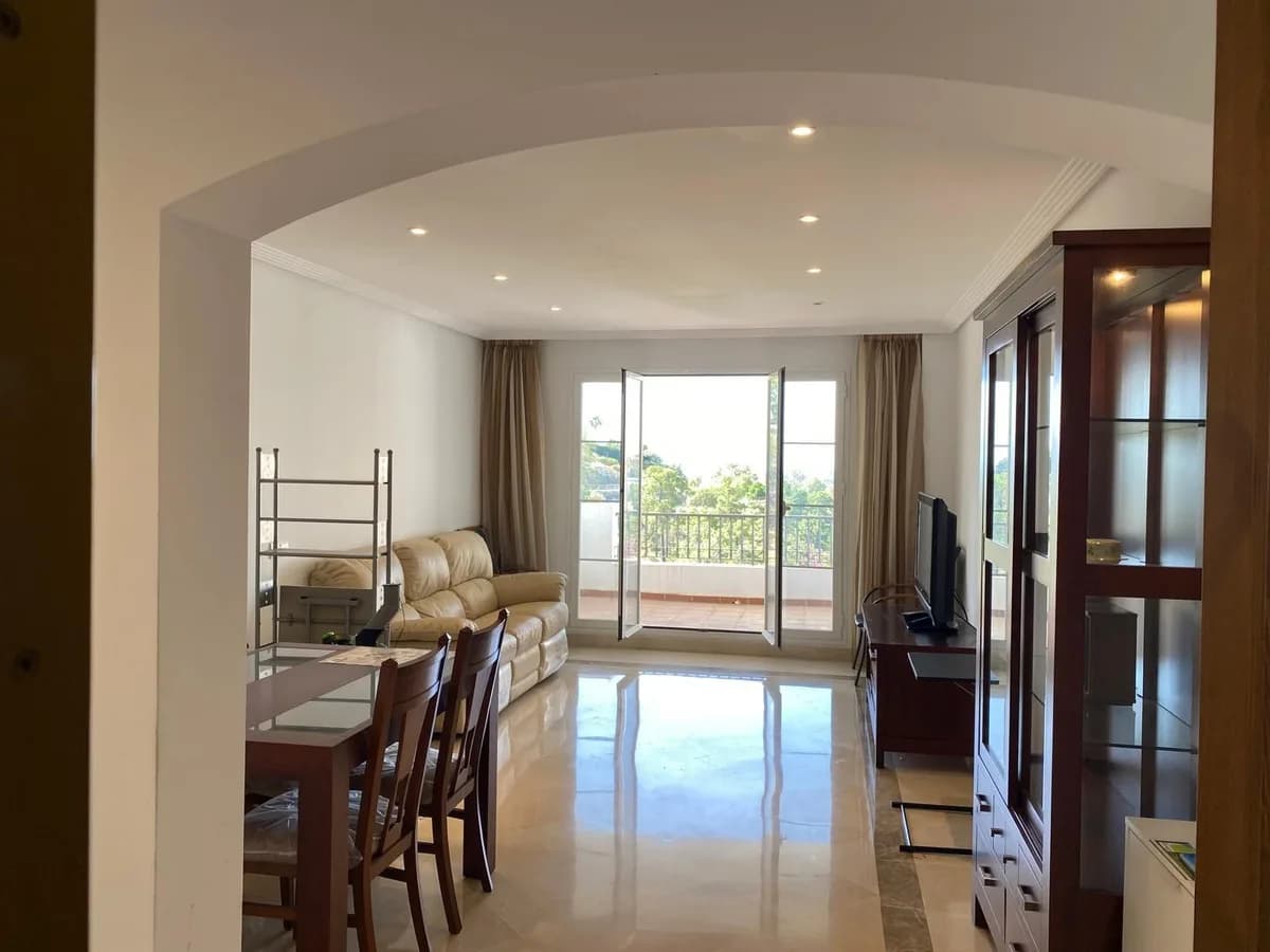 3 Bedroom Middle Floor Apartment for Sale in Los Arqueros, Málaga - Image 3