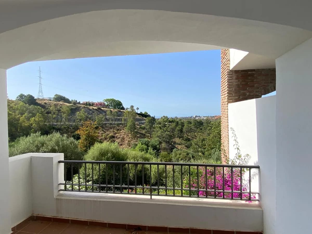 3 Bedroom Middle Floor Apartment for Sale in Los Arqueros, Málaga - Image 4
