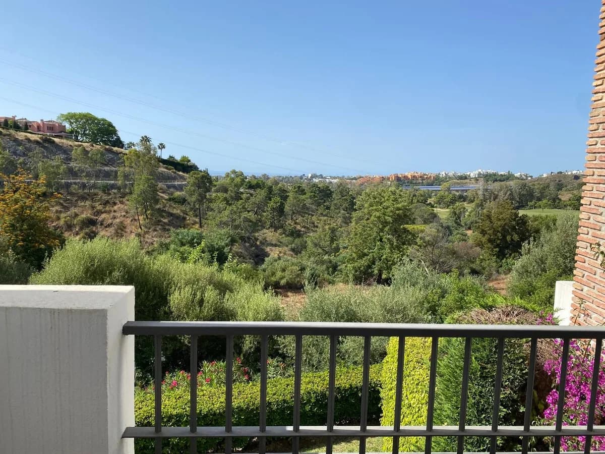 3 Bedroom Middle Floor Apartment for Sale in Los Arqueros, Málaga - Image 5